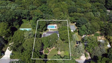 18 Bayview Rd in Southampton, NY - Building Photo - Building Photo