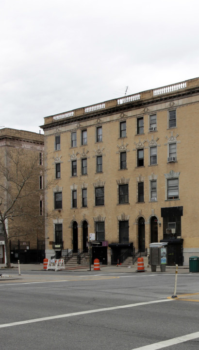 2372 Adam Clayton Powell Jr Blvd in New York, NY - Foto de edificio