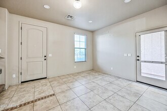 2060 E Heartwood Ln in Phoenix, AZ - Foto de edificio - Building Photo
