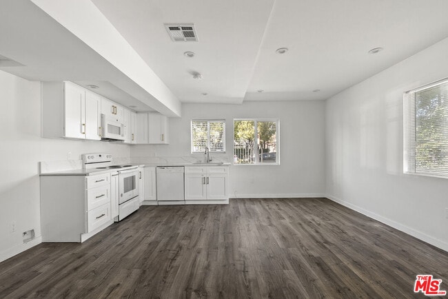 5142 Denny Ave in Los Angeles, CA - Building Photo - Building Photo