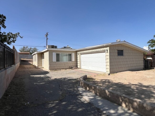 1009 Elizabeth St in Barstow, CA - Building Photo - Building Photo