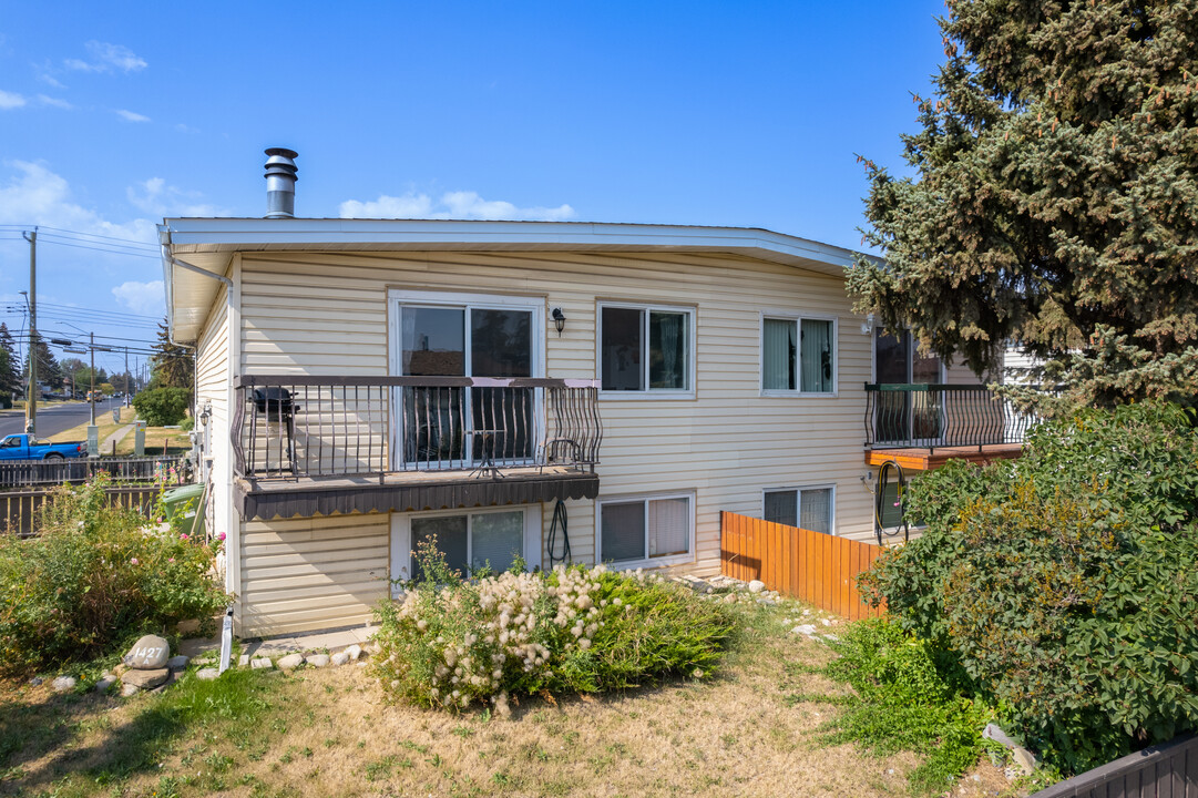 1427 43 St SE in Calgary, AB - Building Photo