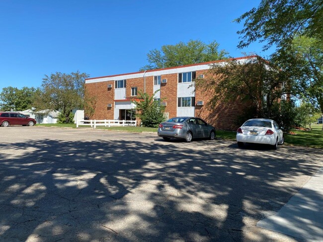 Brooks Manor in Brookings, SD - Foto de edificio - Building Photo