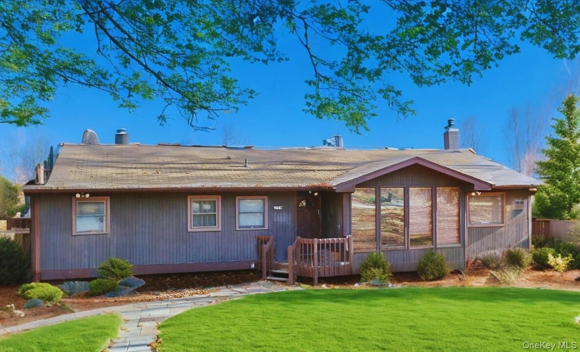 9 Country Club Ln in Airmont, NY - Building Photo
