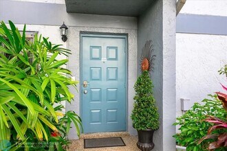 2705 S Oakland Forest Dr in Oakland Park, FL - Foto de edificio - Building Photo