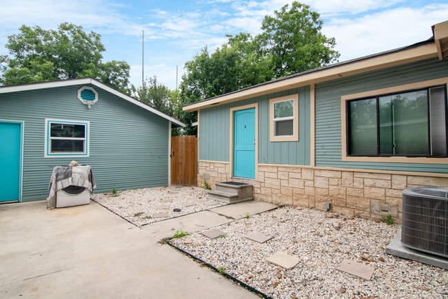 560 W Highland Blvd in San Antonio, TX - Building Photo - Building Photo