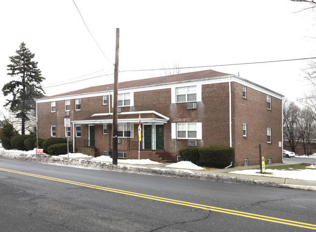 John R Giaquinto Apartments in Edison, NJ - Foto de edificio - Building Photo