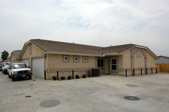 Twin Pines Apartments in Hesperia, CA - Building Photo - Building Photo