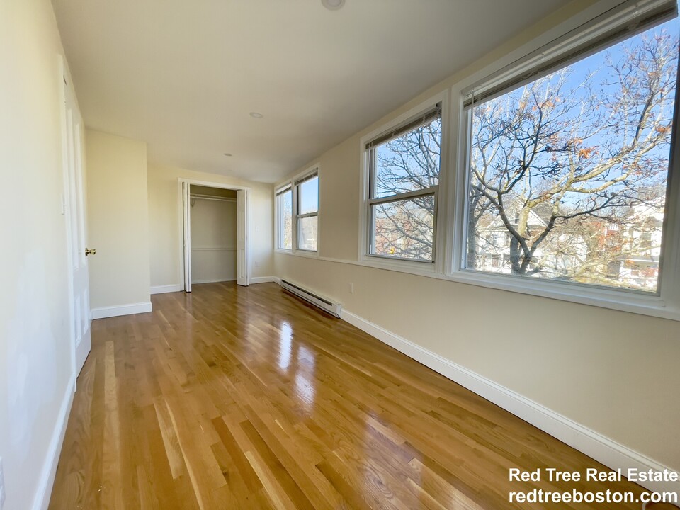 2572 Massachusetts Ave, Unit 1 in Cambridge, MA - Building Photo