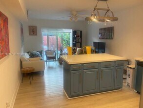 1560 NE 145th St in Miami, FL - Foto de edificio - Building Photo