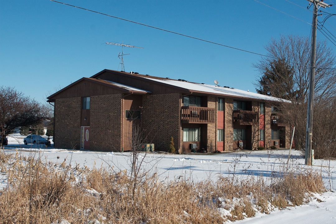Country Village Apartments in Waupun, WI - Foto de edificio