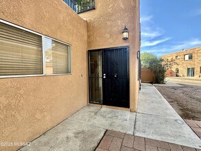 6536 Calle La Paz in Tucson, AZ - Foto de edificio - Building Photo