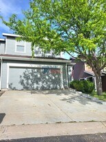 5467 S Quatar Ct in Aurora, CO - Building Photo