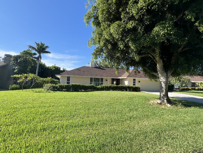 630 Nottingham Dr in Naples, FL - Building Photo - Building Photo