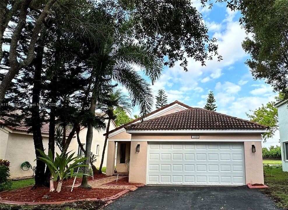 1565 Presidio Dr in Weston, FL - Building Photo