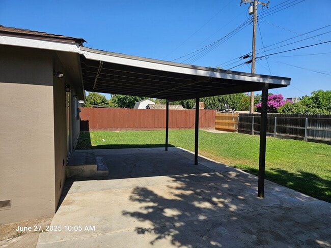 1706 E Burton Ave in Tulare, CA - Building Photo - Building Photo