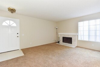 123 Oxford in Irvine, CA - Foto de edificio - Building Photo