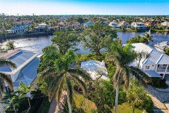 678 E Lake Dr in Naples, FL - Foto de edificio - Building Photo