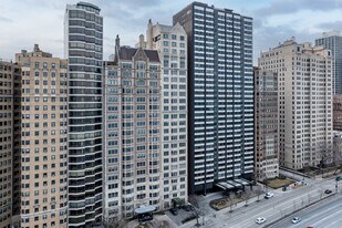 1430 N Lake Shore Dr in Chicago, IL - Building Photo