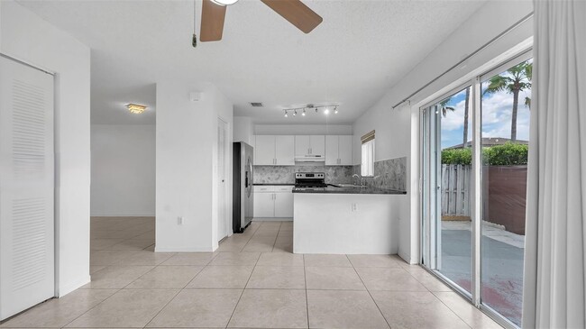 18713 NW 84th Psge in Hialeah, FL - Building Photo - Building Photo