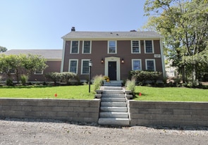 144 Old Connecticut Path in Framingham, MA - Building Photo