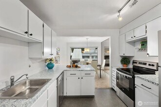 13741 15th Ave NE in Seattle, WA - Building Photo - Building Photo