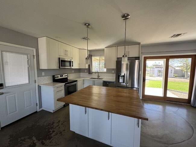 2013 E Solar Dr in Phoenix, AZ - Building Photo - Building Photo