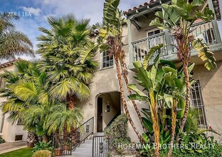 330 1/2 N Genesee Ave in Los Angeles, CA - Foto de edificio - Building Photo
