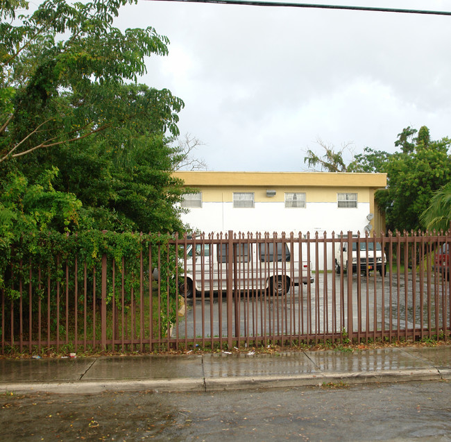 131 NW 77th St in Miami, FL - Foto de edificio - Building Photo