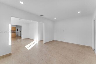 9101 SW 34th St in Miami, FL - Foto de edificio - Building Photo