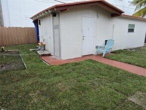 525 E 24th St in Hialeah, FL - Foto de edificio - Building Photo