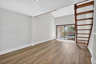10233 NW 9th St Cir in Miami, FL - Building Photo - Building Photo