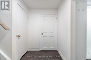 406 Tamarack Dr in Waterloo, ON - Building Photo