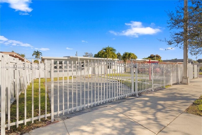 641 E 44th St in Hialeah, FL - Building Photo - Building Photo