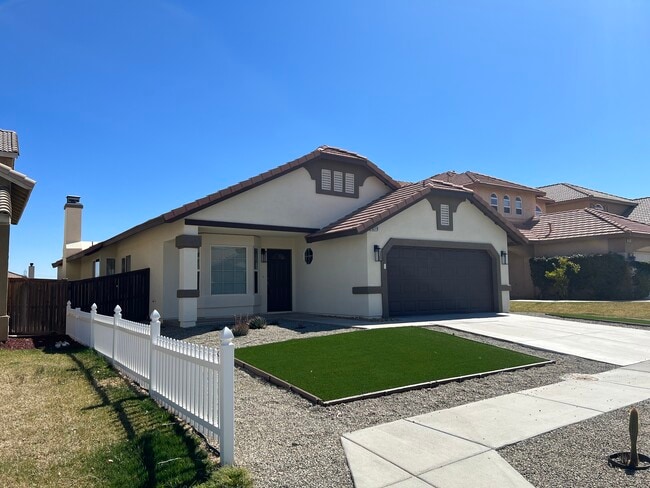 9219 Canyon View Ave in Hesperia, CA - Building Photo - Building Photo