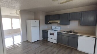 923-925 Meadowlark Cir in Granbury, TX - Building Photo