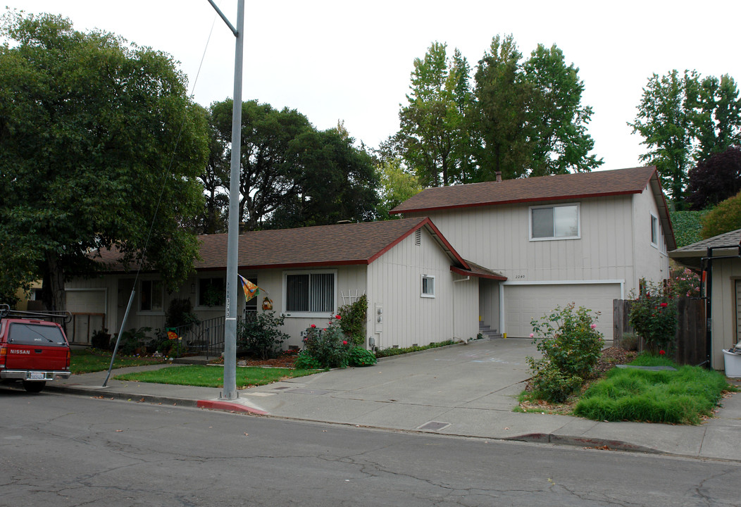 2240 Mesquite Dr in Santa Rosa, CA - Building Photo