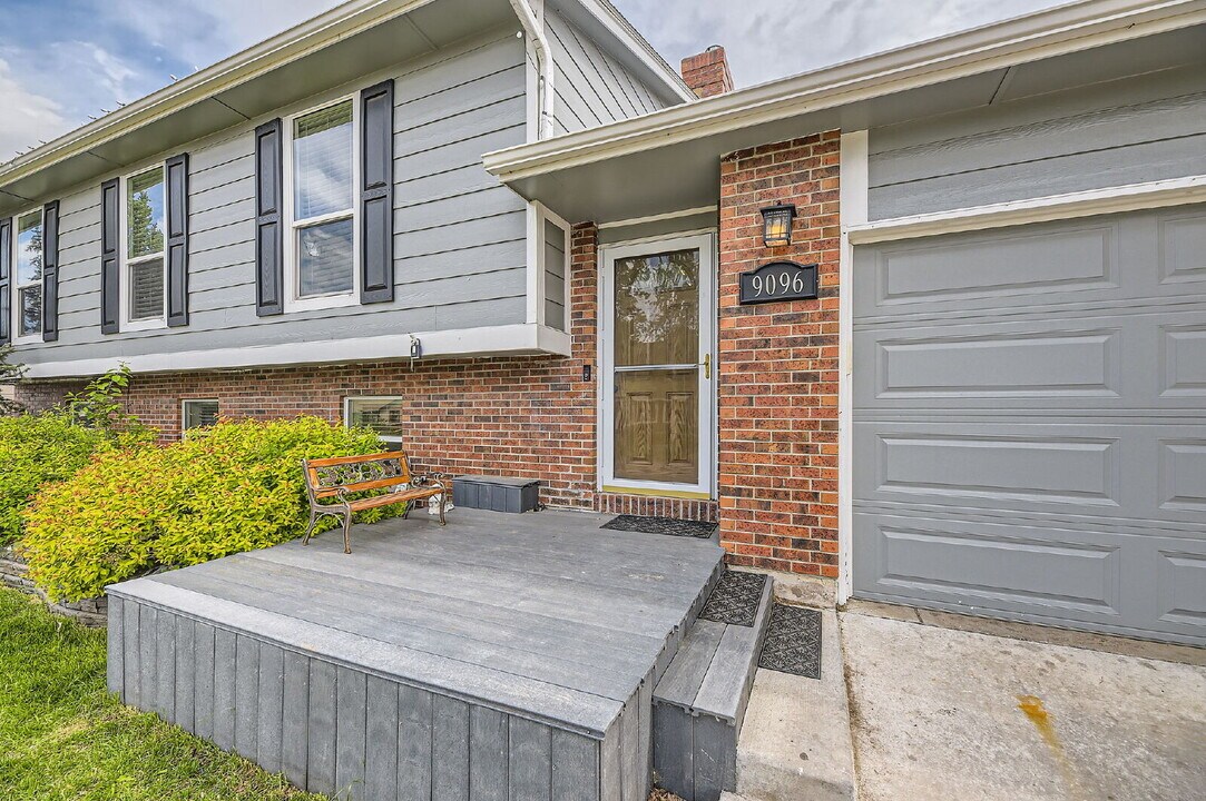 9096 W Elmhurst Ave in Littleton, CO - Building Photo
