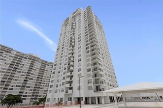 2750 NE 183rd St, Unit 104 in Aventura, FL - Building Photo - Building Photo