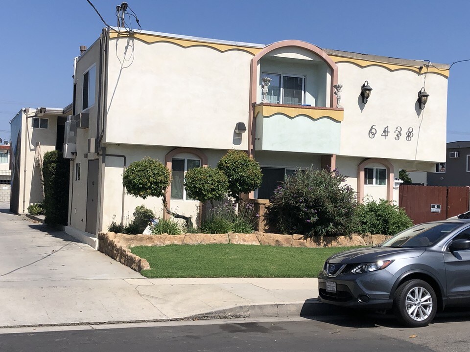 6438 Mammoth Ave in Los Angeles, CA - Building Photo