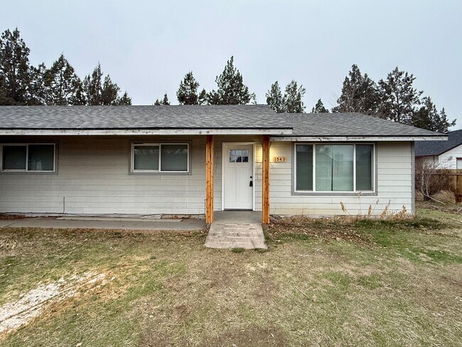 1543 NW Rimrock Dr in Redmond, OR - Building Photo - Building Photo