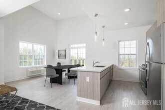 175 Quincy Ct in Woodbridge Township, NJ - Building Photo - Building Photo
