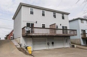 420 Clarke Dr in Dubuque, IA - Building Photo - Building Photo