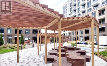 8 Beverley Glen Blvd in Vaughan, ON - Building Photo - Building Photo