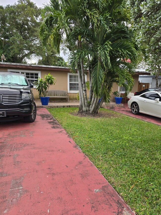 6364 SW 33rd St in Miami, FL - Foto de edificio - Building Photo