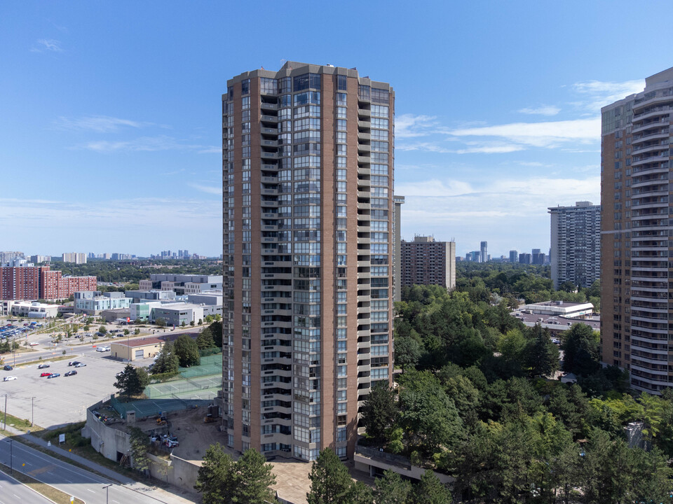 The Classic in Toronto, ON - Building Photo