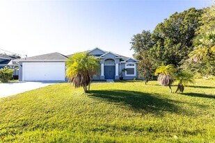 4 La Mancha Dr in Palm Coast, FL - Building Photo