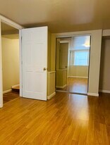 2071 Clinton Ave, Unit Large Light filled Lower in Alameda, CA - Building Photo