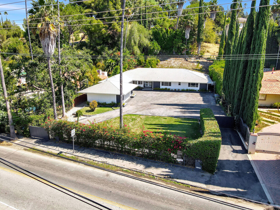 4450 Hayvenhurst Ave in Encino, CA - Foto de edificio