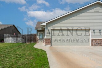 8802 E Chris St in Bel Aire, KS - Building Photo - Building Photo